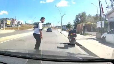 Arnavutköy'de trafikte seyir halindeyken cep telefonuyla oynayan motosikletliyi uyaran otomobil