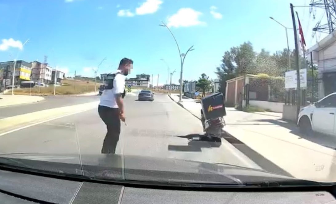 Arnavutköy'de trafikte seyir halindeyken cep telefonuyla oynayan motosikletliyi uyaran otomobil