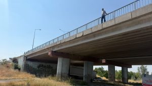 Sivrihisar ilçesinde üst geçit korkuluklarına çıkan bir şahıs sebebi ile