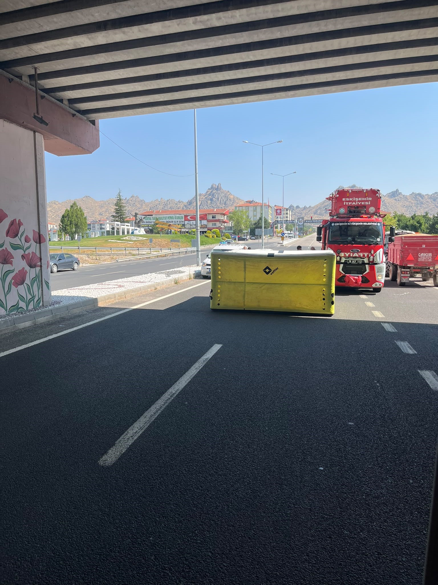 Üst geçit korkuluklarına çıkınca trafik kapatıldı 1 Üst geçit korkuluklarına çıkınca trafik kapatıldı