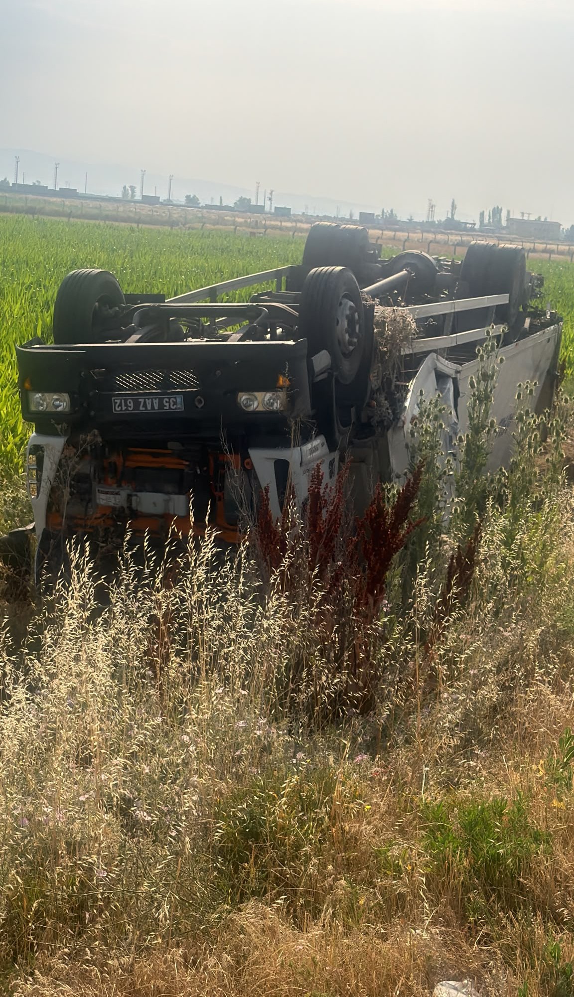 AFAD'ın yardım kamyonu kaza yaptı 1 AFAD'ın yardım kamyonu kaza yaptı
