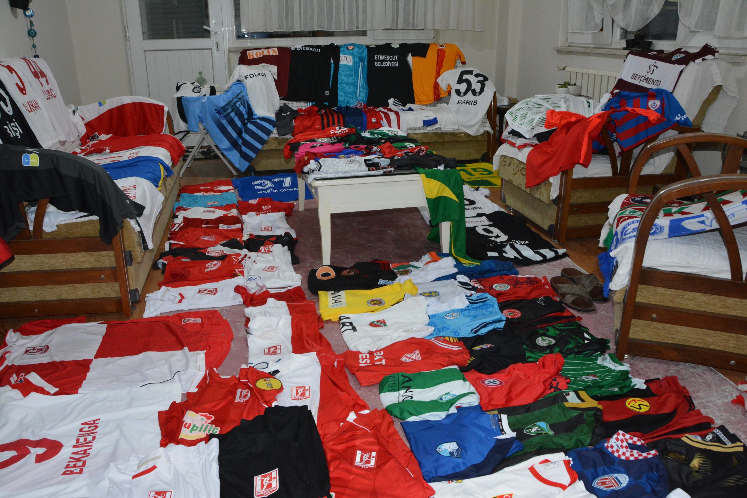 Spor muhabiri, evini futbol müzesine çevirdi