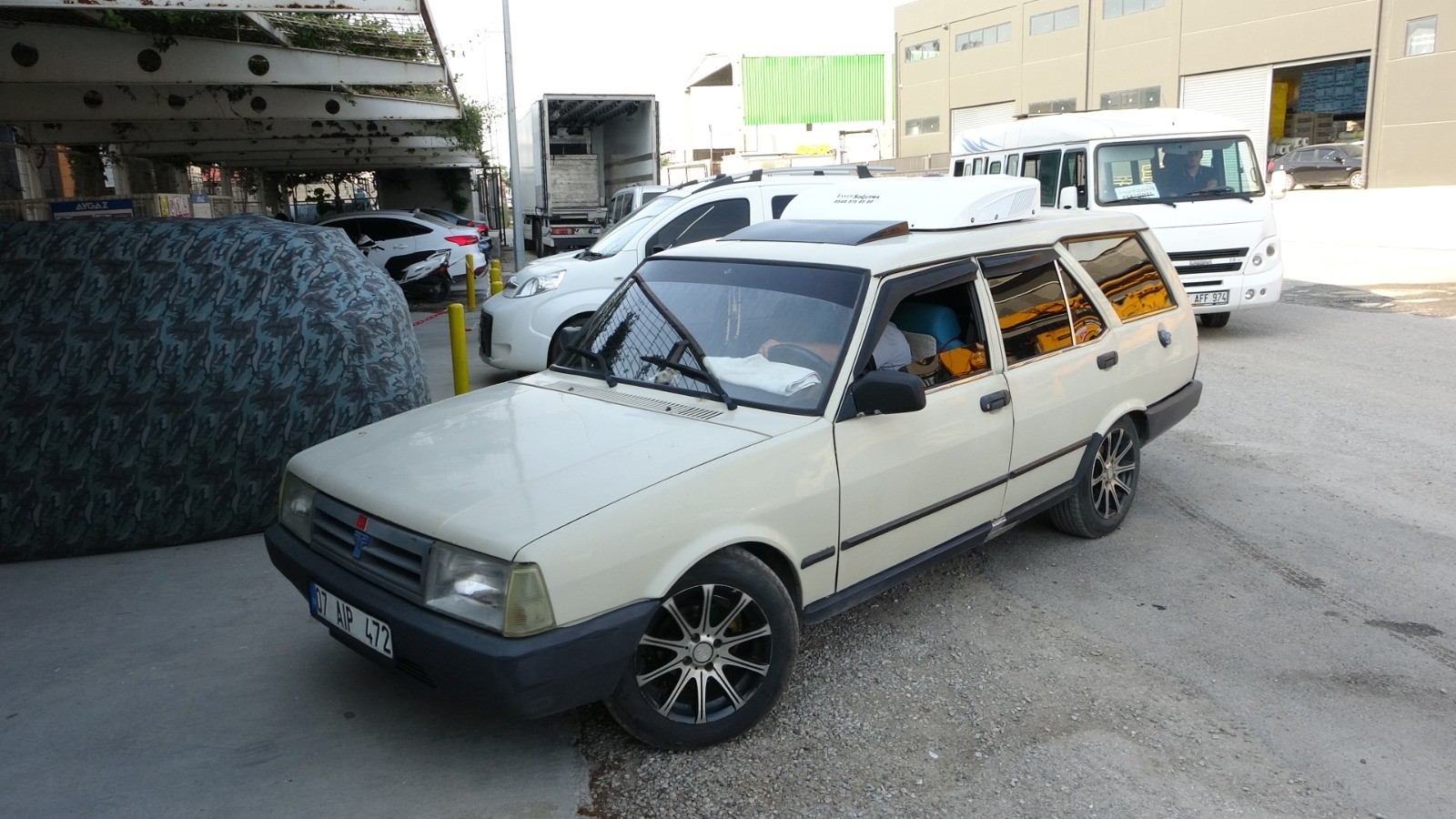 Sıcaktan bunaldı, 1988 model aracına otobüs kliması taktırdı 3 Sıcaktan bunaldı, 1988 model aracına otobüs kliması taktırdı