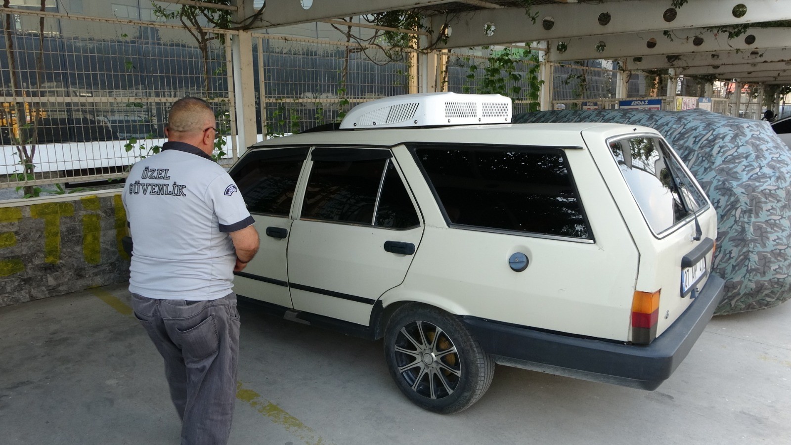 Sıcaktan bunaldı, 1988 model aracına otobüs kliması taktırdı 4 Sıcaktan bunaldı, 1988 model aracına otobüs kliması taktırdı