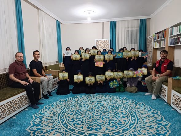 Emirdağ'da Aziziye Kız Hafızlık Kur'an Kursu öğrencilerine ‘Ebru Sanatı' ve