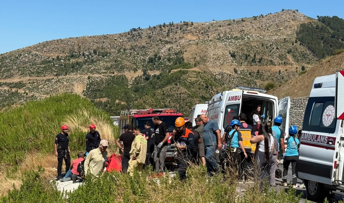 Antalya'nın Manavgat ilçesinde uçuruma yuvarlanan araçtaki 5 kişi hayatını kaybetti,