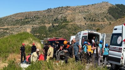 Antalya'nın Manavgat ilçesinde uçuruma yuvarlanan araçtaki 5 kişi hayatını kaybetti,