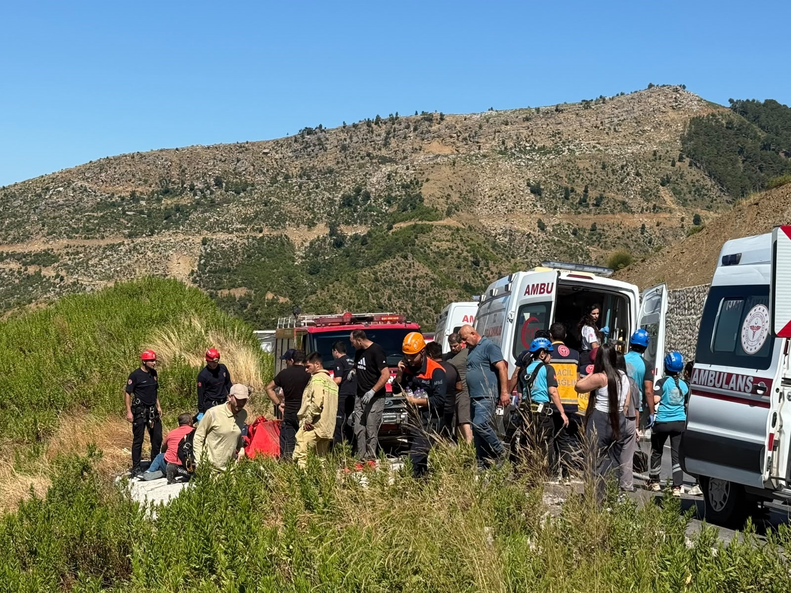 Antalya'nın Manavgat ilçesinde uçuruma yuvarlanan araçtaki 5 kişi hayatını kaybetti,