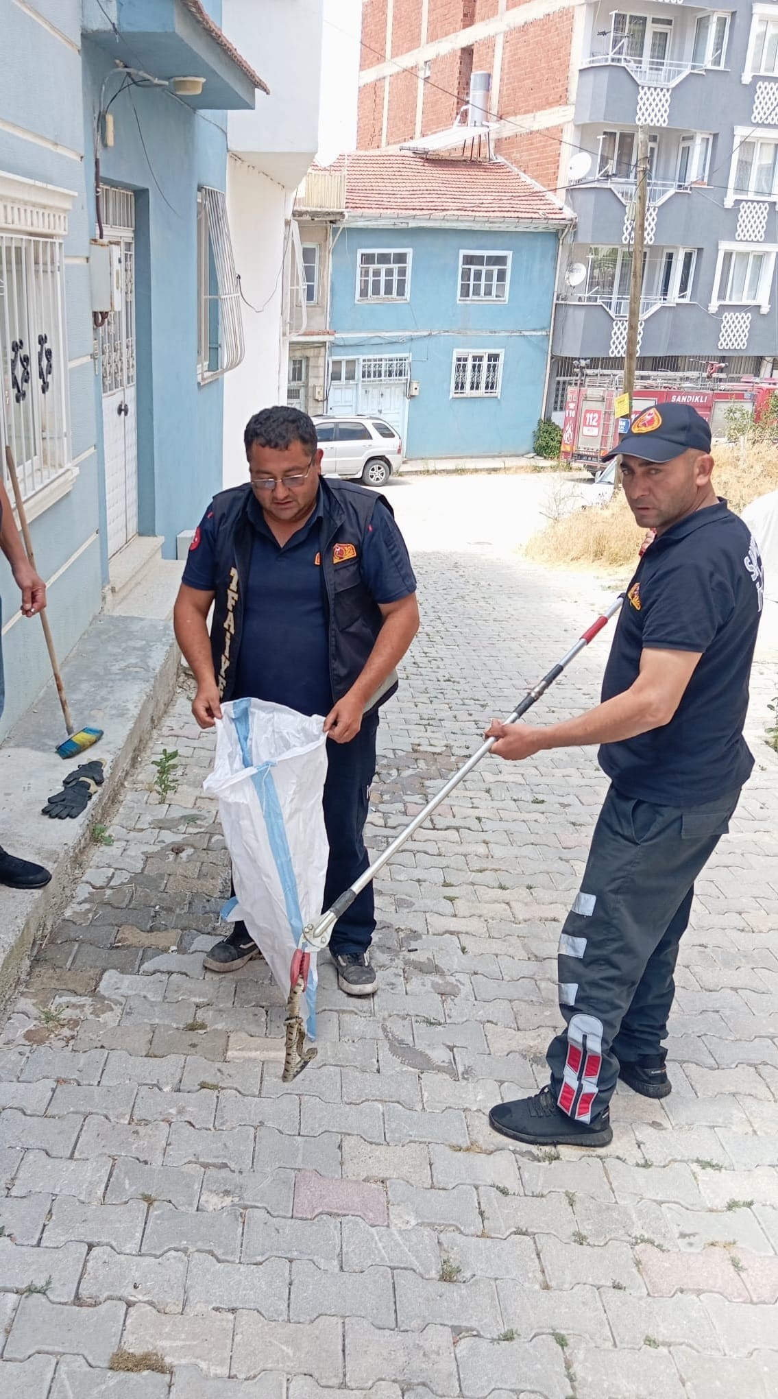  Afyonkarahisar'ın Sandıklı ilçesinde bir eve giren yılan, itfaiye ekiplerinin