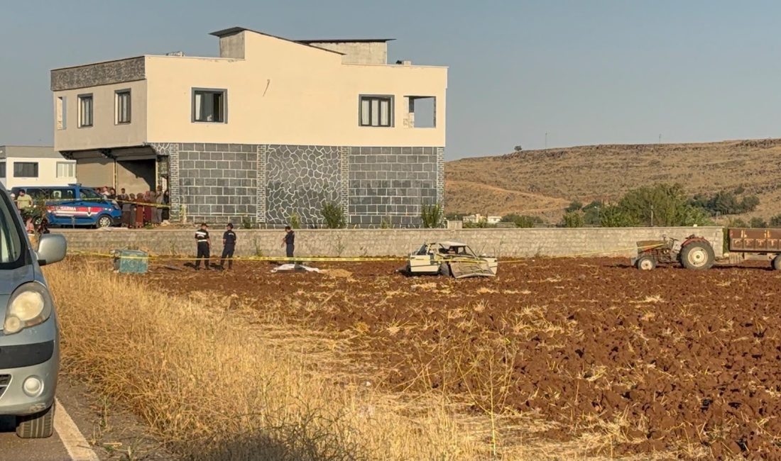 Gaziantep’te kontrolden çıkan otomobil, evin önünde oturanların arasına daldıktan sonra