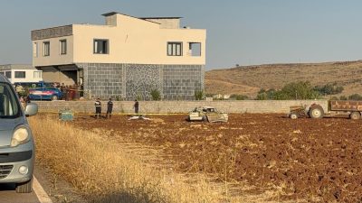 Gaziantep’te kontrolden çıkan otomobil, evin önünde oturanların arasına daldıktan sonra
