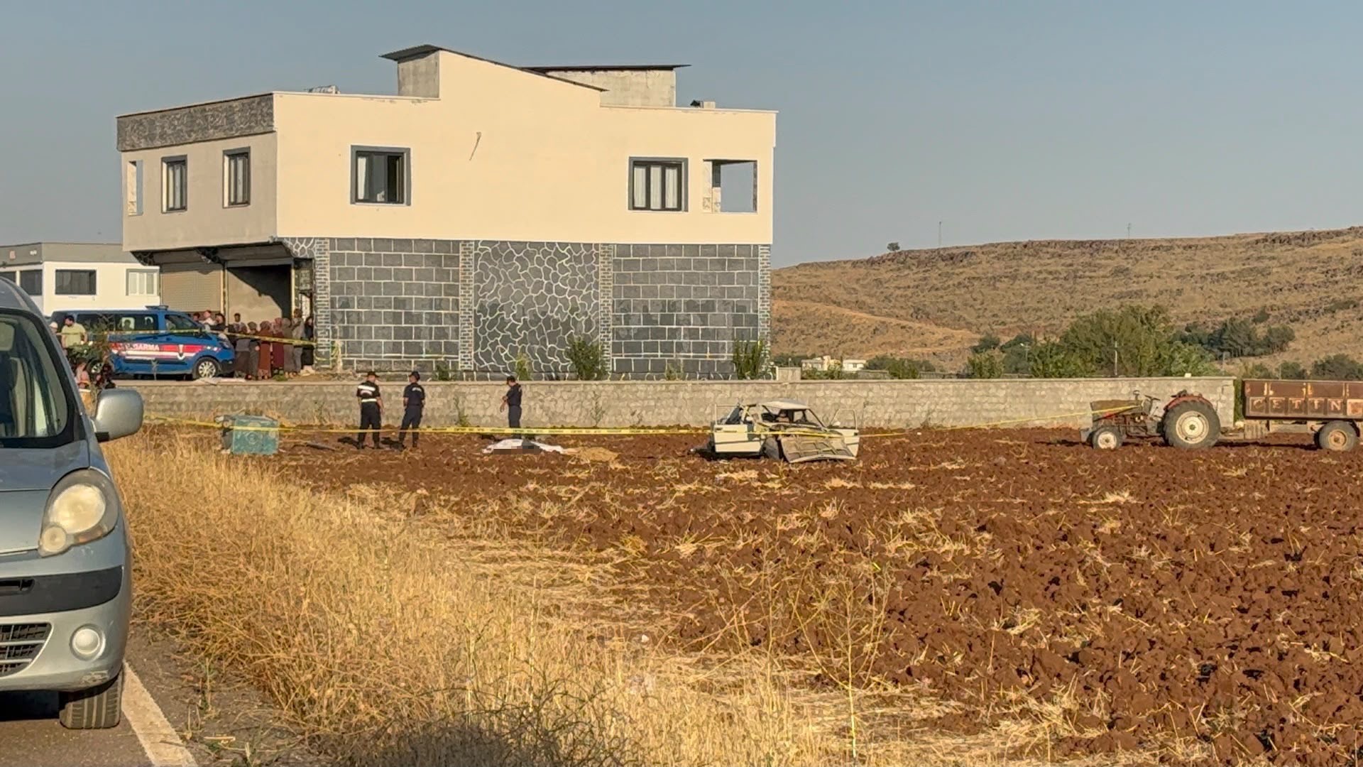 Gaziantep’te kontrolden çıkan otomobil, evin önünde oturanların arasına daldıktan sonra