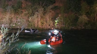 Tunceli'de otomobilin Munzur Nehri’ne yuvarlanması sonucu, araçtan atlayarak kurtulmak isteyen