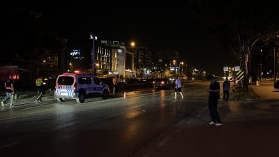 Bursa’da ana arterde karşıdan karşıya geçen 53 yaşındaki adama otomobil