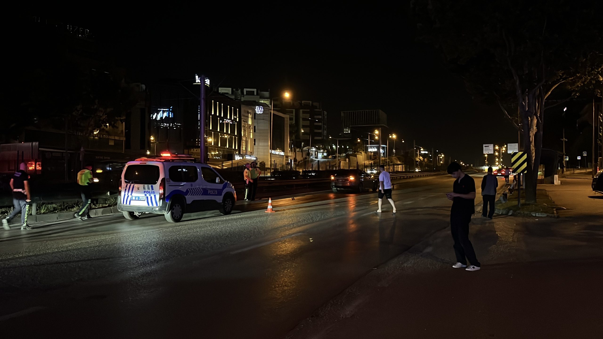 Bursa’da ana arterde karşıdan karşıya geçen 53 yaşındaki adama otomobil