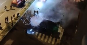 Kayseri’nin Melikgazi ilçesinde şarj olduğu sırada alev alan elektrikli SUV