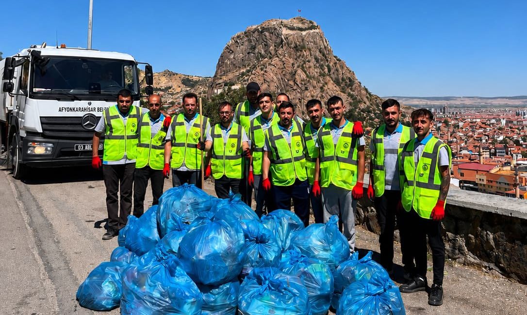 Afyonkarahisar'da Hıdırlık Mesire Alanı'nda gerçekleştirilen çevre temizliği çalışmasında torba torba