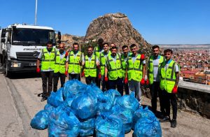 Afyonkarahisar'da Hıdırlık Mesire Alanı'nda gerçekleştirilen çevre temizliği çalışmasında torba torba