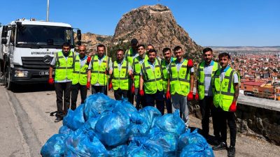 Afyonkarahisar'da Hıdırlık Mesire Alanı'nda gerçekleştirilen çevre temizliği çalışmasında torba torba