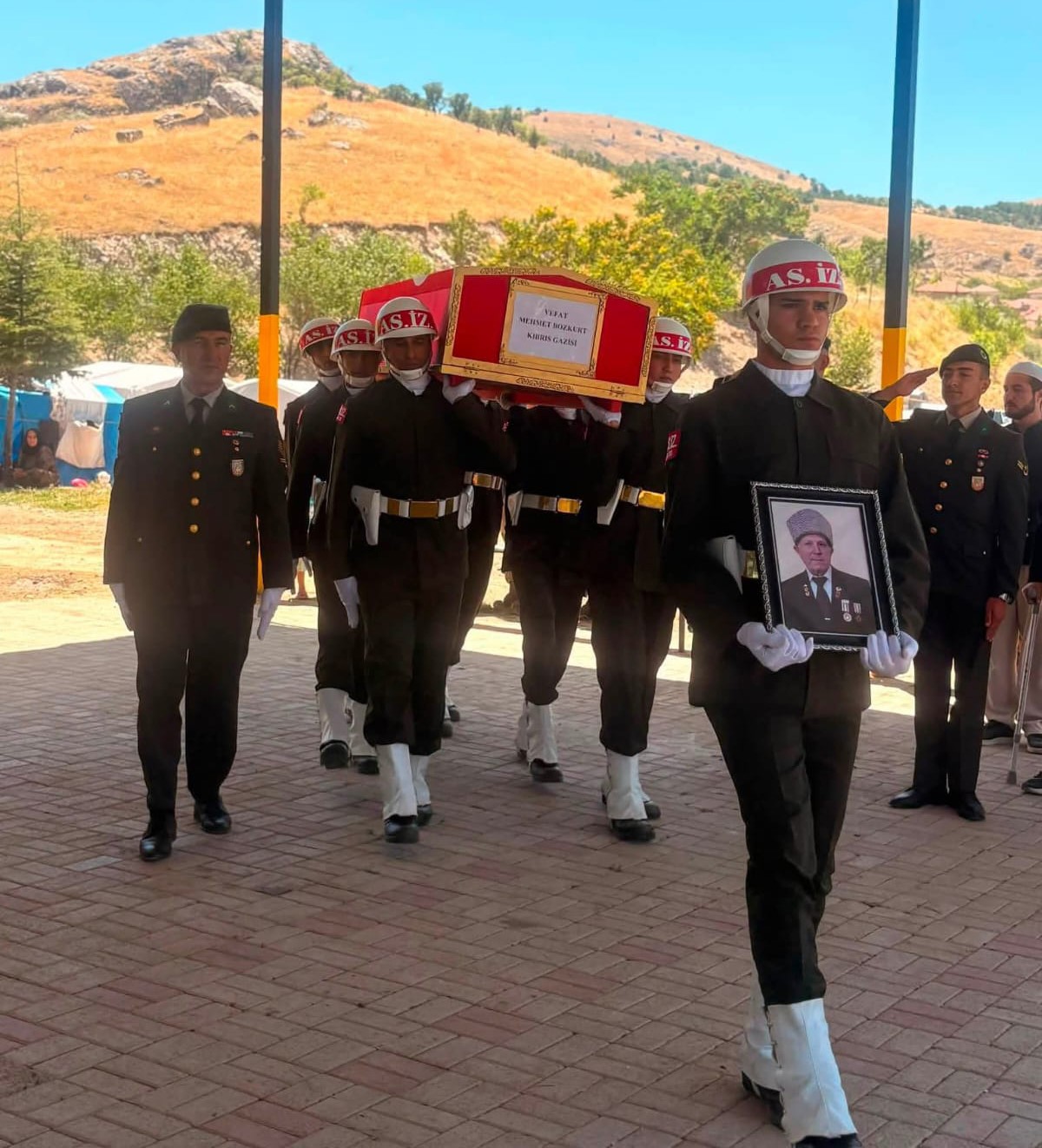 Şuhutlu Kıbrıs Gazimize askeri törenle veda 