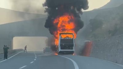 Erzincan-Sivas karayolunda seyir halindeyken alevlere teslim olarak tamamen yanan yolcu