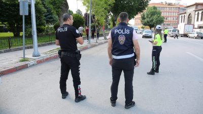 Afyonkarahisar’da 3 bin 912 kişi sorgulandı, 16 araç trafikten men