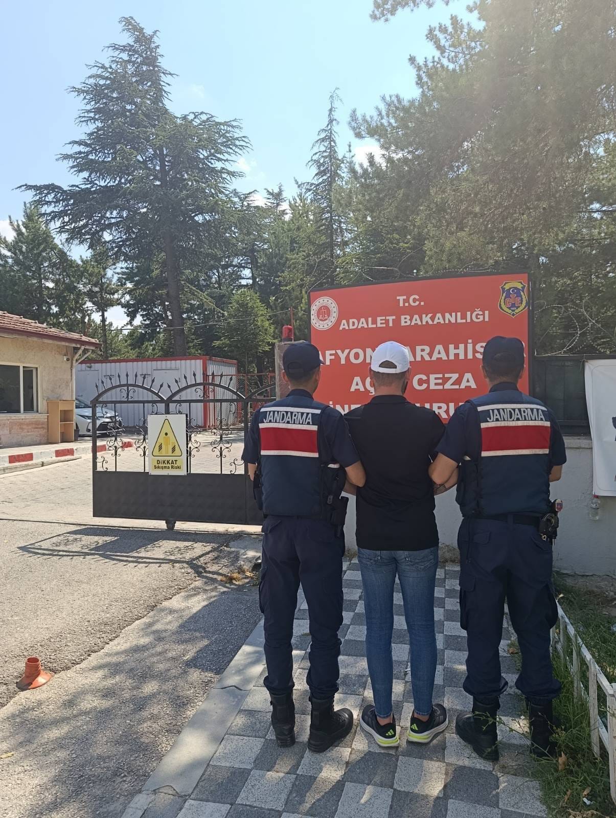 Afyon’da aranan 46 şahıs yakalandı, 13'ü tutuklandı 2 Afyon’da aranan 46 şahıs yakalandı, 13'ü tutuklandı