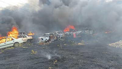 Afyonkarahisar'da otluk alanda çıkan yangının hurda araçların bulunduğu yere sıçraması