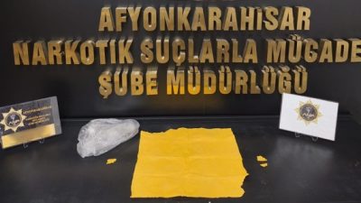 Afyonkarahisar'da polis ekiplerince uygulama noktasında durdurulan otomobilde yapılan aramada peçeteye