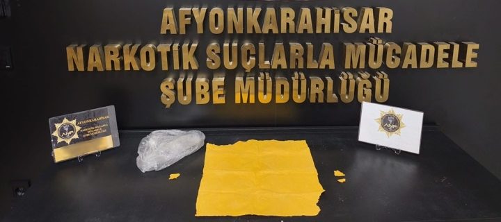 Afyonkarahisar'da polis ekiplerince uygulama noktasında durdurulan otomobilde yapılan aramada peçeteye
