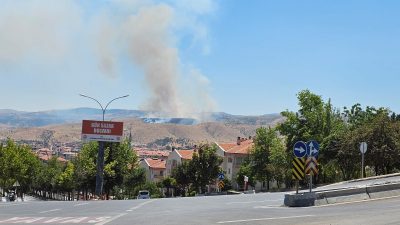 Afyonkarahisar'ın Büyükkalecik beldesi kırsalında çıkan arazi yangını paniğe neden oldu.