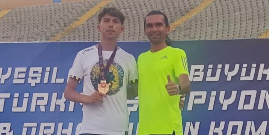 İzmir'de düzenlenen U23 Türkiye Atletizm Şampiyonası'nda Mert Selek, 1500 metre