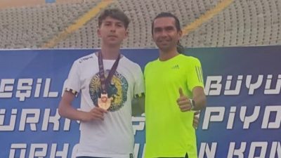 İzmir'de düzenlenen U23 Türkiye Atletizm Şampiyonası'nda Mert Selek, 1500 metre