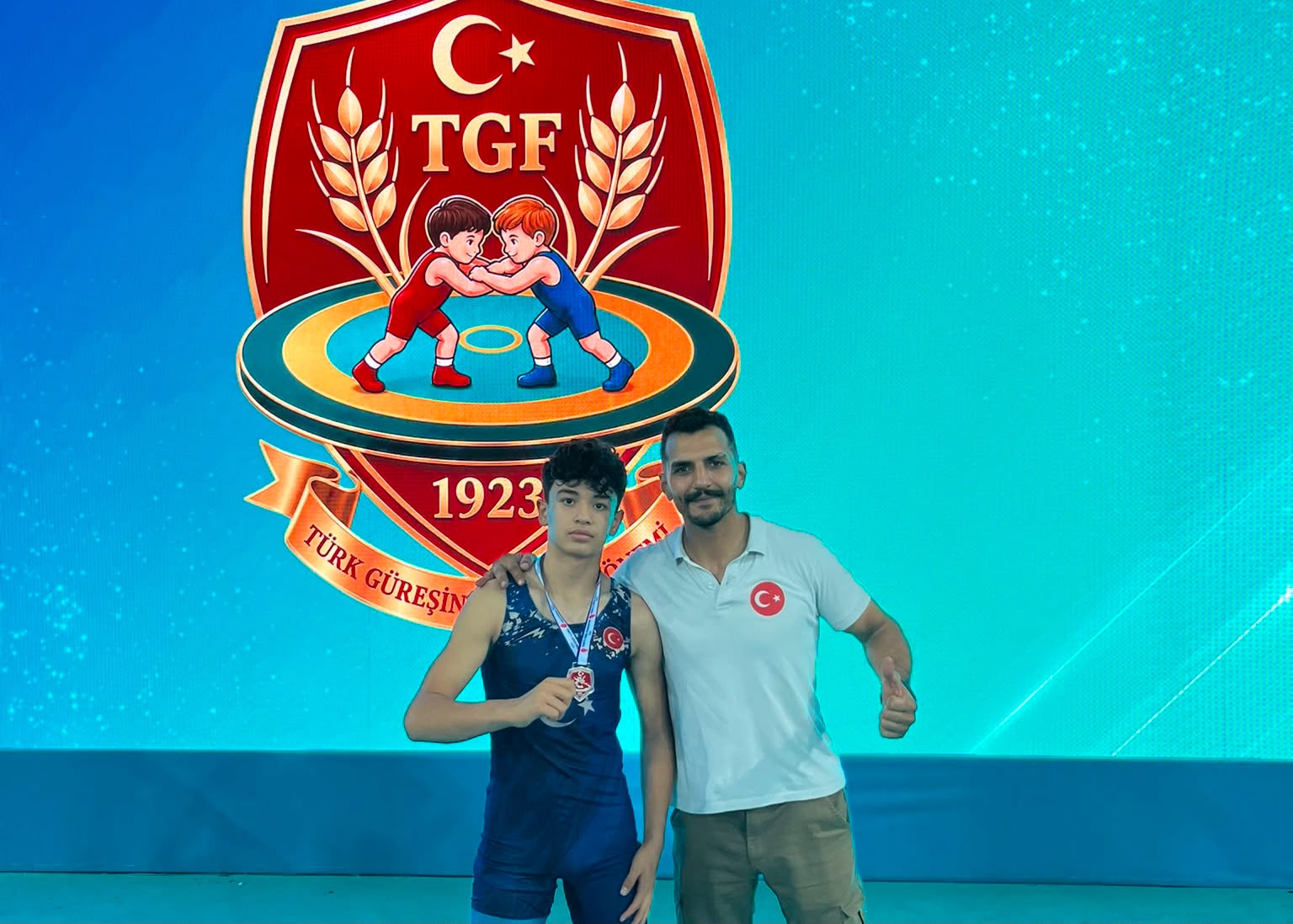 Afyonlu güreşçi Ömer Akkaya Türkiye ikincisi oldu 1 Afyonlu güreşçi Ömer Akkaya Türkiye ikincisi oldu