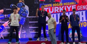 Adana'da düzenlenen Hayri Doğan Hozanlı Türkiye Gençler Muaythai Şampiyonasında mücadele
