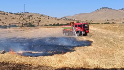 Afyonkarahisar’ın Sandıklı ilçesinde yaşanan anız yangınında yaklaşık 200 dekarlık alan