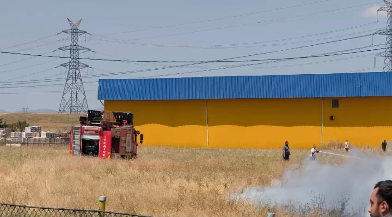 Anız yangınında zamanında müdahale dükkanları korudu