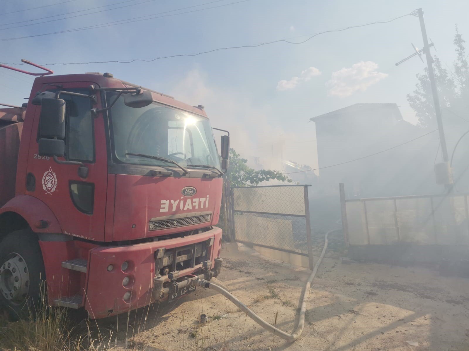 Arazideki odunların tutuşması sonucu yangın çıktı 1 Arazideki odunların tutuşması sonucu yangın çıktı