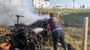 Afyonkarahisar'ın Sandıklı ilçesinde TOKİ konutlarının bulunduğu bölgedeki bir arazide odunların