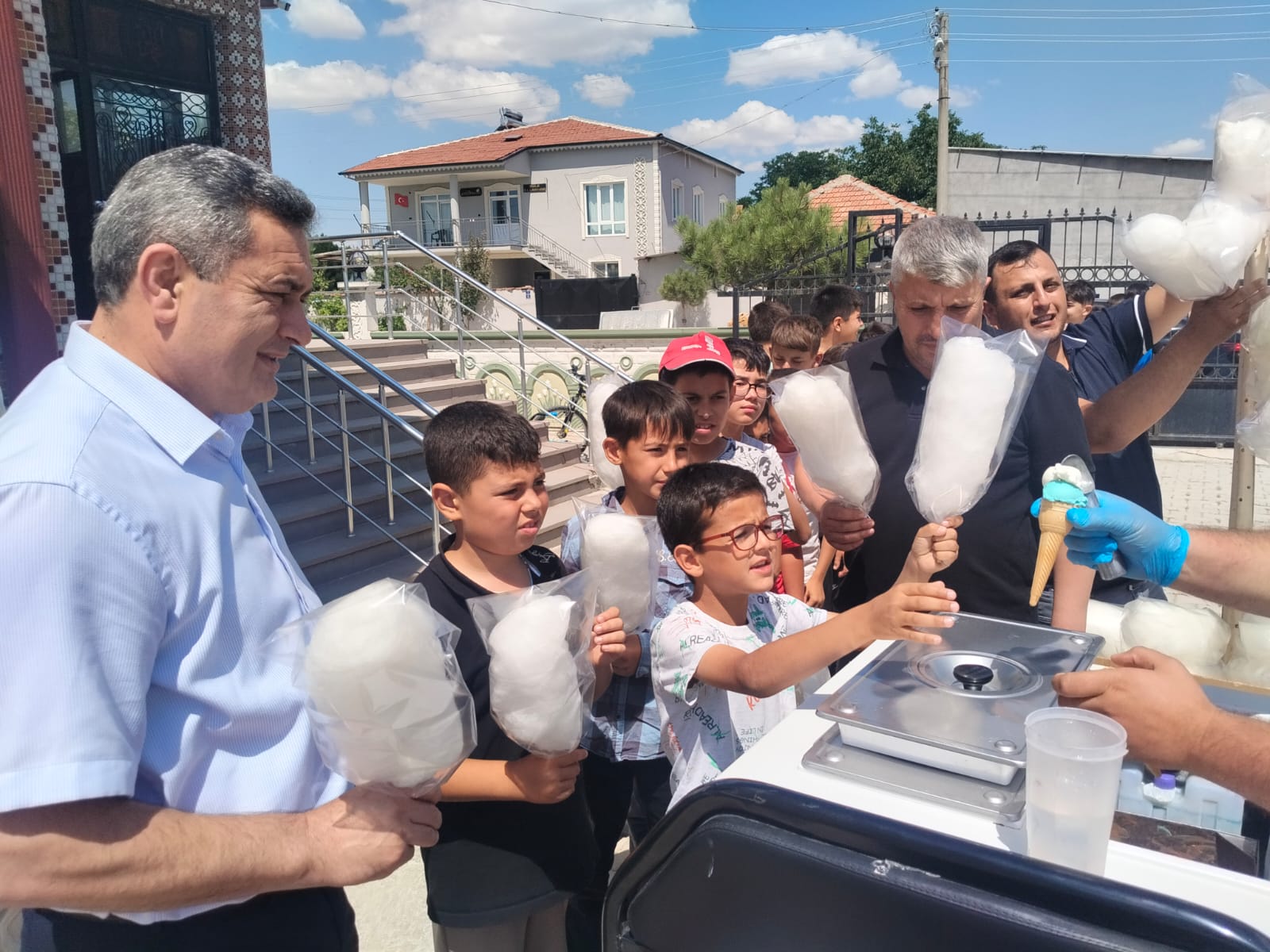 Başkan Altuntaş çocukları sevindirdi