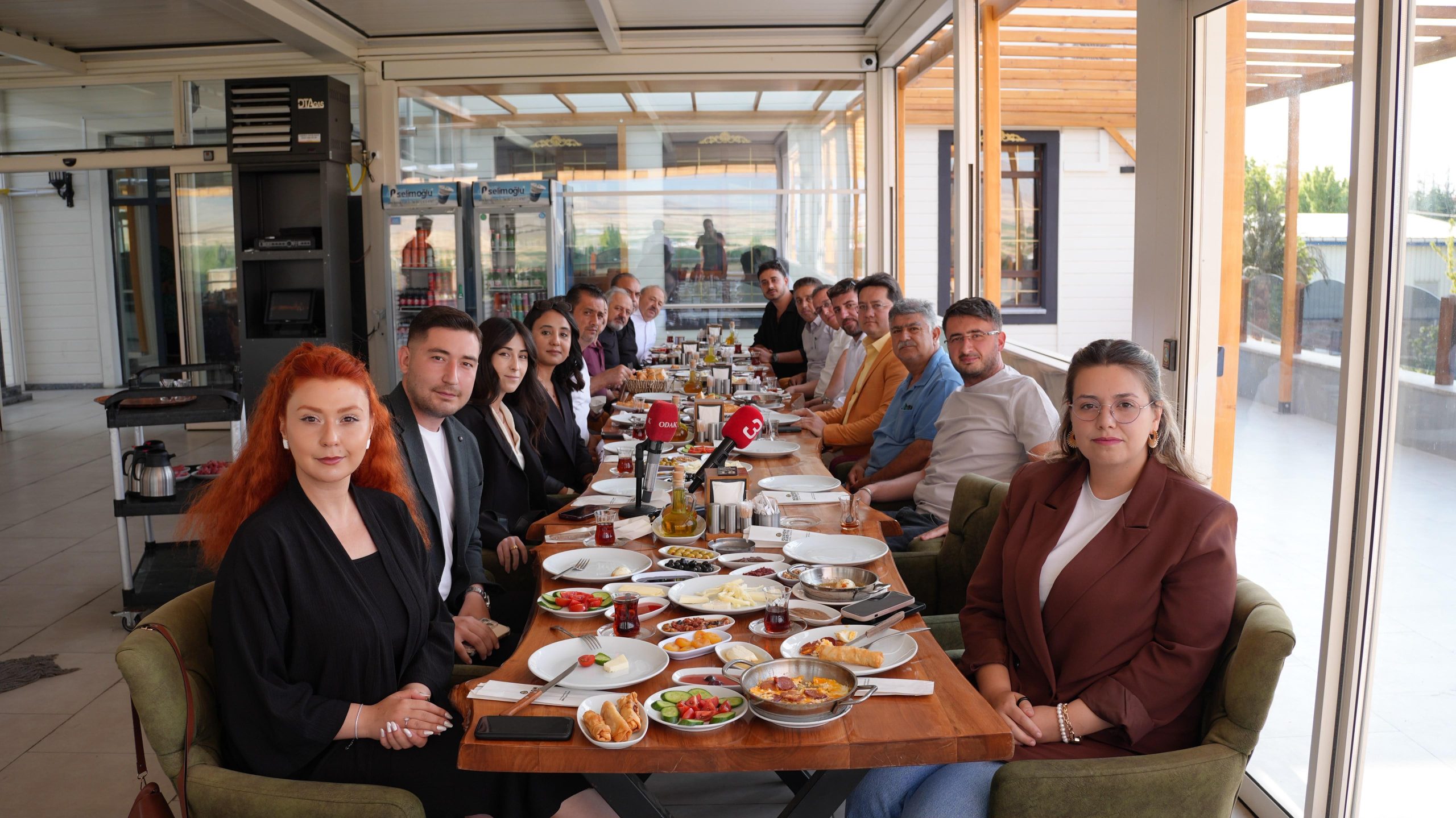 Başkan Derviş Aynacı'dan basın mensuplarına özel jest 3 Başkan Derviş Aynacı'dan basın mensuplarına özel jest