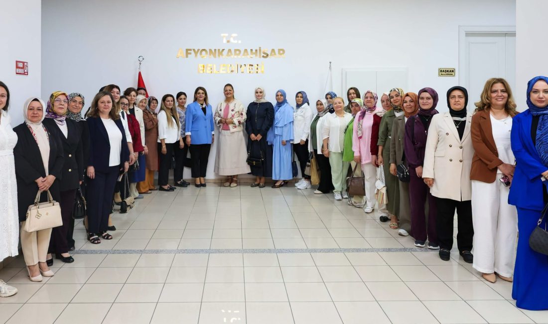 AK Parti Afyonkarahisar Kadın Kolları Başkanı Hülya Kalaycı ile yönetim