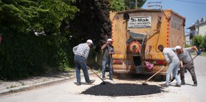 Bolvadin Belediyesi Fen İşleri Müdürlüğü ekipleri, Müslümana Mahallesi'nde bozulan yol