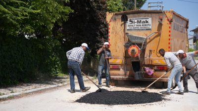 Bolvadin Belediyesi Fen İşleri Müdürlüğü ekipleri, Müslümana Mahallesi'nde bozulan yol