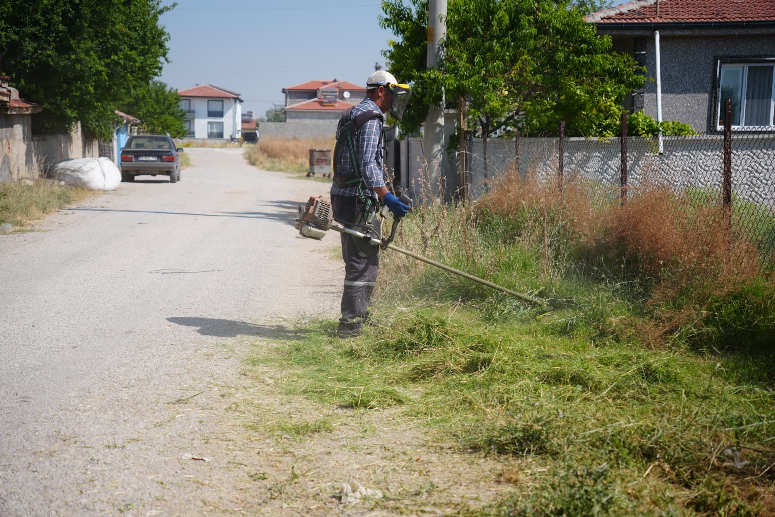 Bolvadin asri mezarlık ve çevresinde ot temizliği