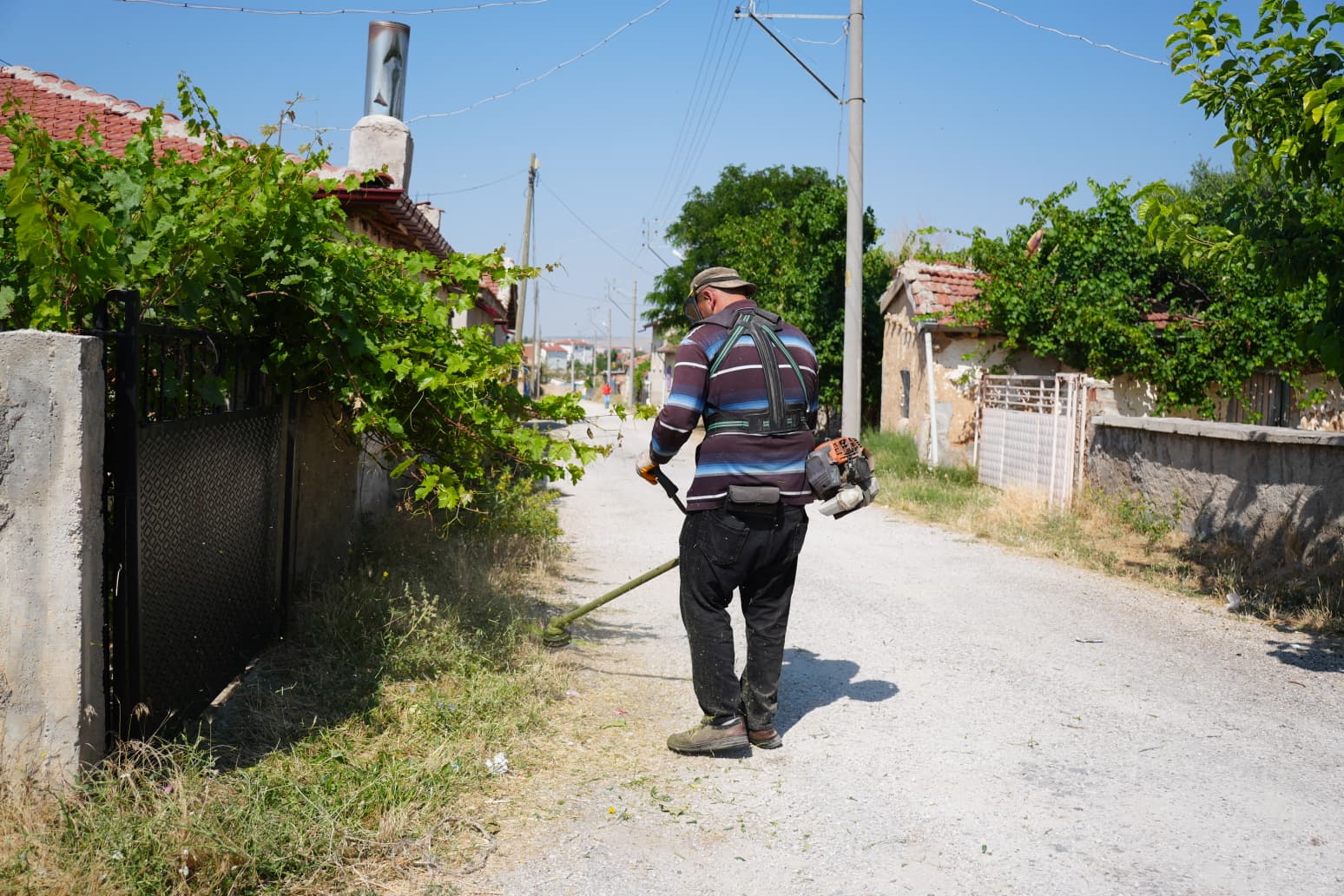 Bolvadin asri mezarlık ve çevresinde ot temizliği