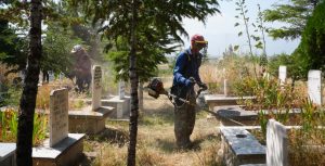 Bolvadin Belediyesi Fen İşleri Müdürlüğü Park ve Bahçeler ekipleri, vatandaşların