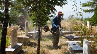 Bolvadin Belediyesi Fen İşleri Müdürlüğü Park ve Bahçeler ekipleri, vatandaşların