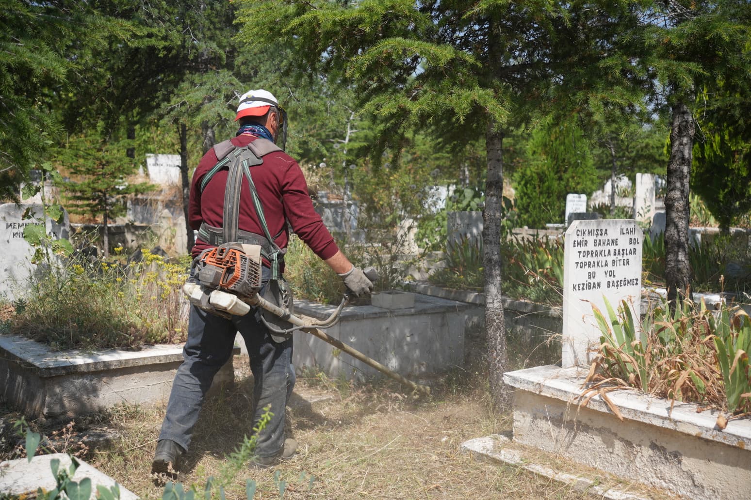 Bolvadin asri mezarlık ve çevresinde ot temizliği 6 Bolvadin asri mezarlık ve çevresinde ot temizliği