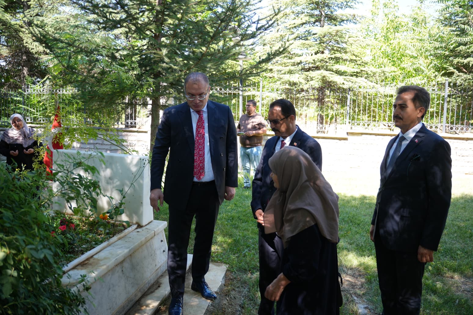 Bolvadin’de şehitlik ziyaretiyle milli birlik mesajı 4 Bolvadin’de şehitlik ziyaretiyle milli birlik mesajı